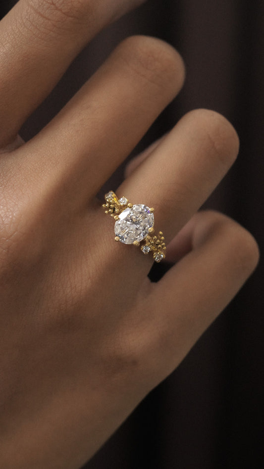 Benih Ring with Oval Stone in 18K Gold