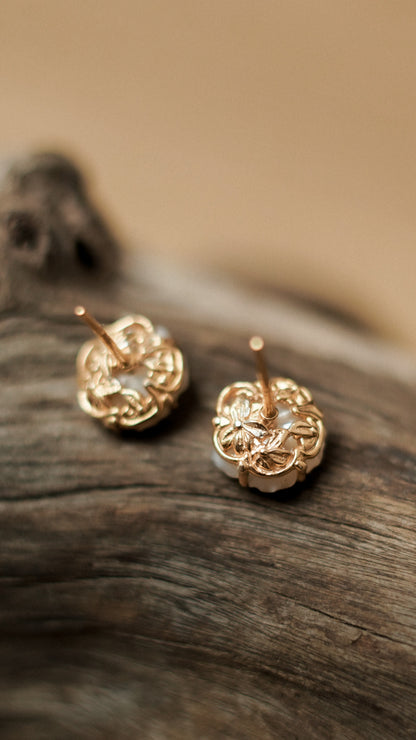 Hibiscus Earstud with Mother of Pearl